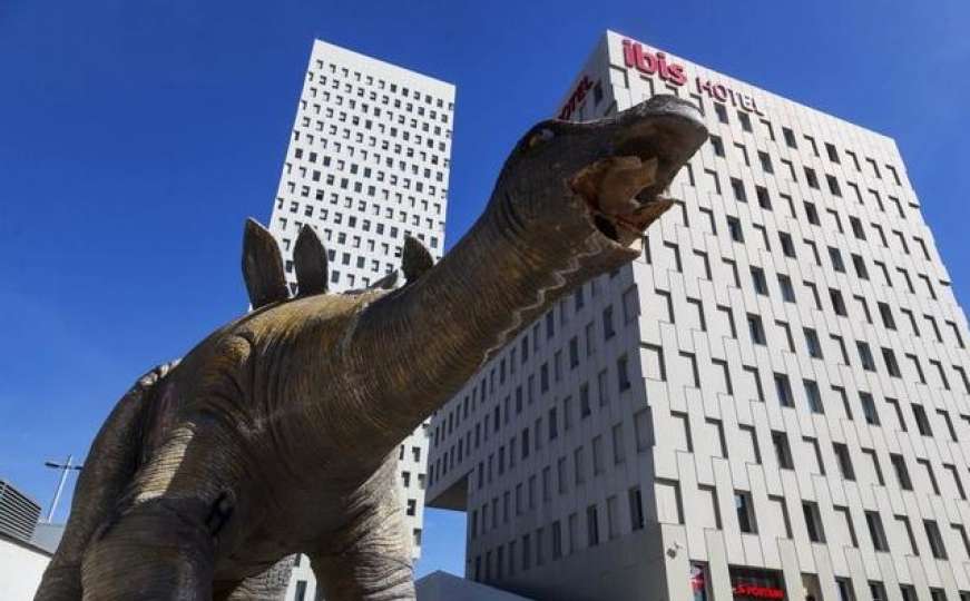 Barcelona: Prolaznici u skulpturi dinosaura naišli na jeziv prizor